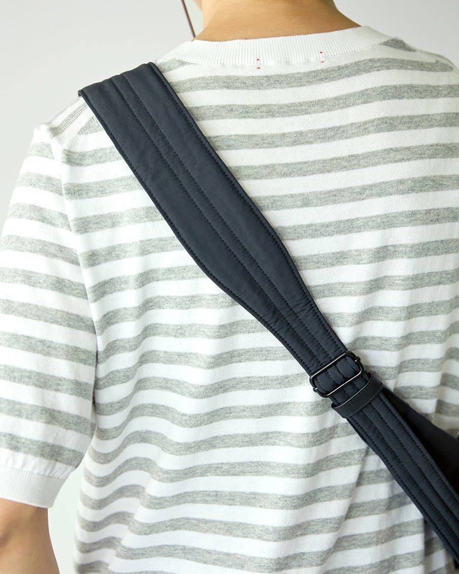 軽やかに、ちゃんと収まる」ムーン型のクロスボディバッグ - 北欧