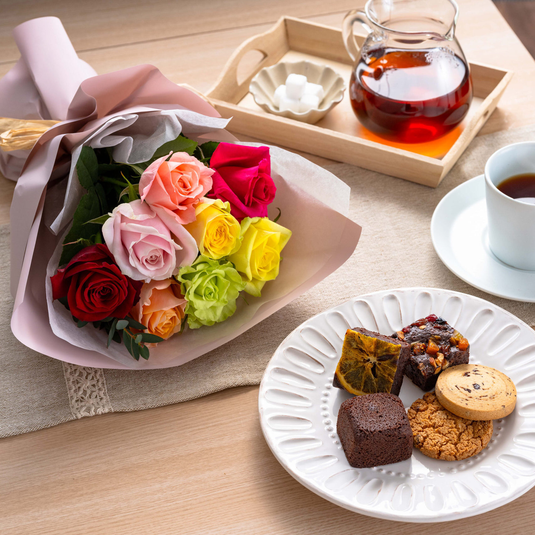 フリルブーケ カラフル8本＆ホテルオークラ スイーツアソート5個