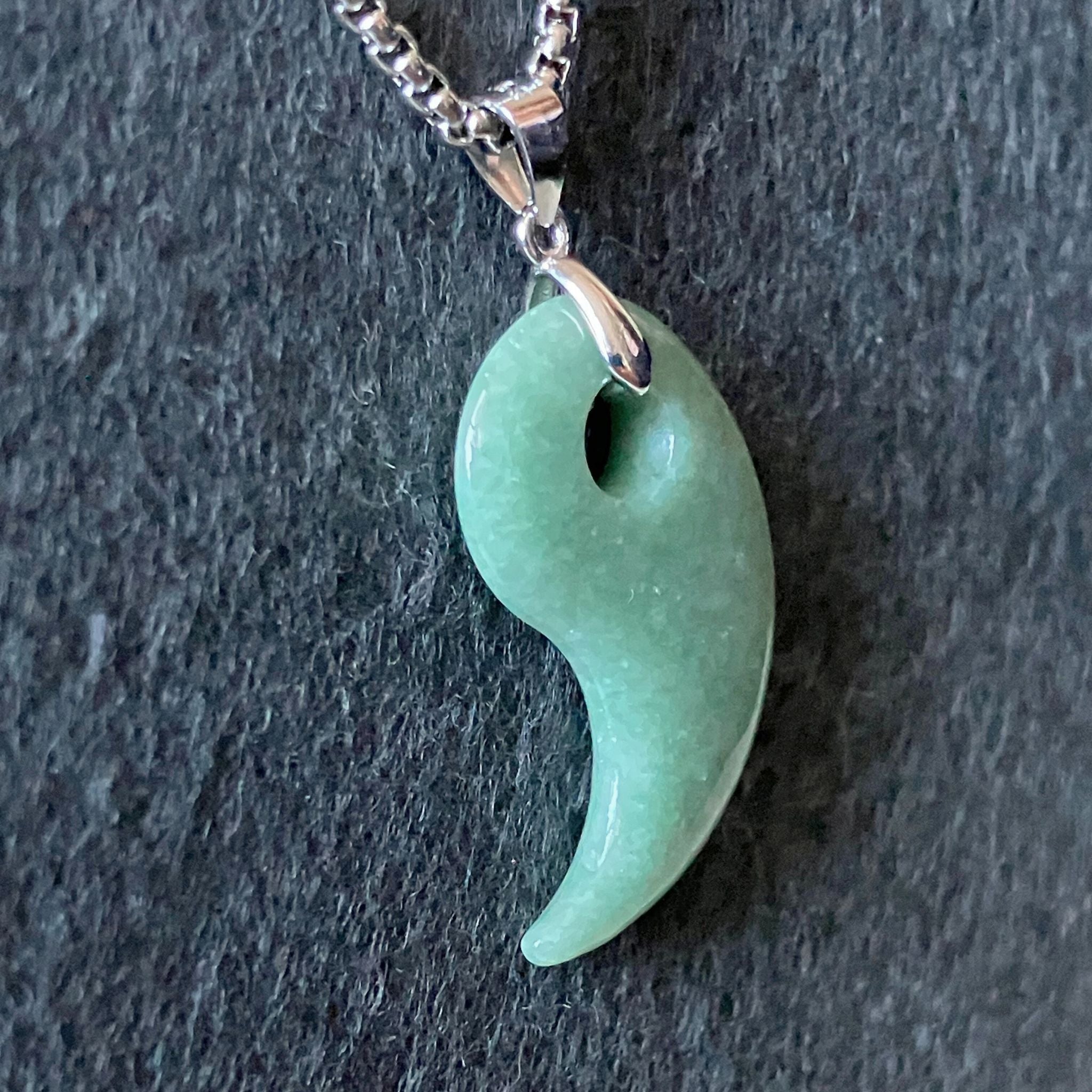ミャンマー産 天然A貨翡翠 勾玉ペンダント（グリーン）｜本翡翠の