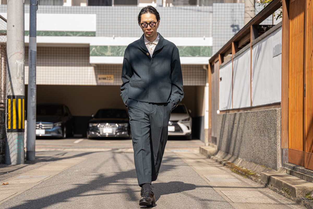 イレニサのショールカラーショートブルゾンと 2タックテーパードパンツ