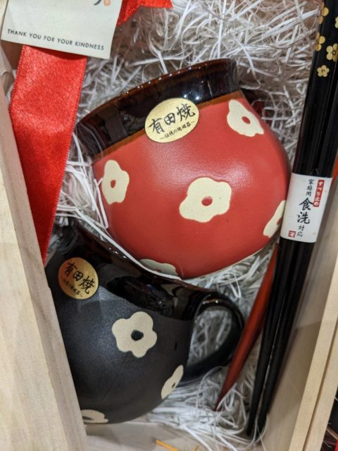 衝撃の結婚祝いギフト革命！】福岡・HUGLOTが贈る梅の花セット―若狭塗