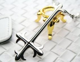 クロロ=ルシルフルの逆十字シルバーペンダントとコスプレ衣装を