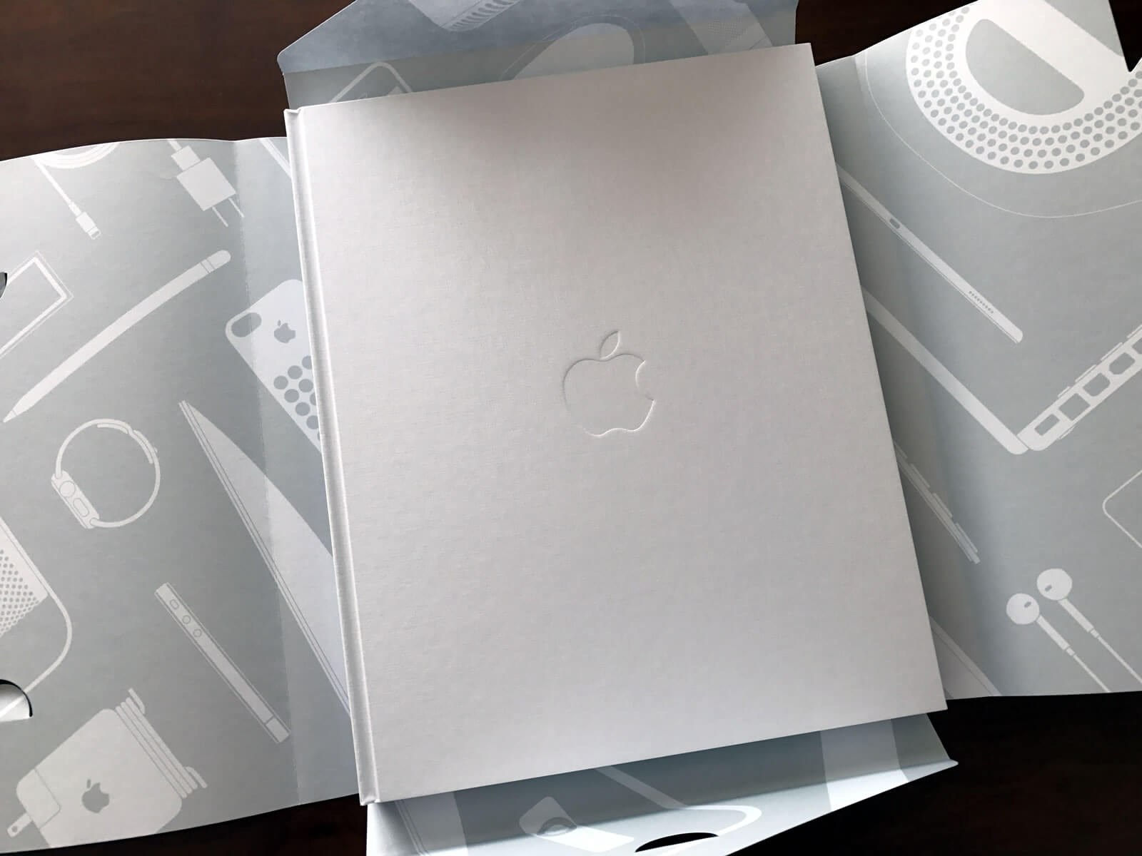 Apple デザインの 20 年間を 450 枚の写真で記録した写真集 「Designed