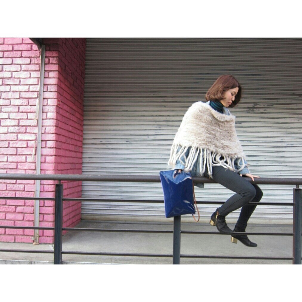 goa（ゴア）の「ラビット×ラクーン フリンジ付ファーポンチョ