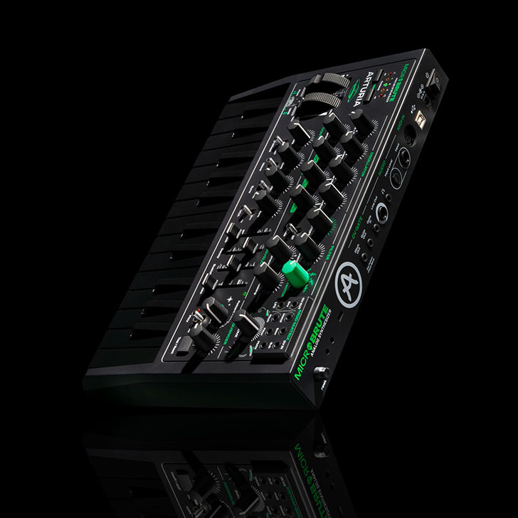 Arturia、小型アナログ・シンセの限定モデル、「MicroBrute UFO」を