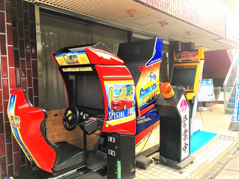 ユニークな営業形態で注目を集めるドライブ系レトロゲーセン『バック