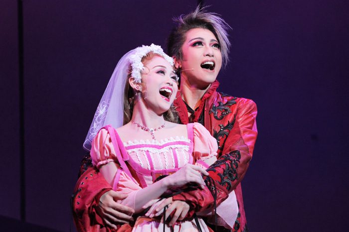 新トップコンビが描くヤンチャな天才の愛、宝塚星組『ロックオペラ