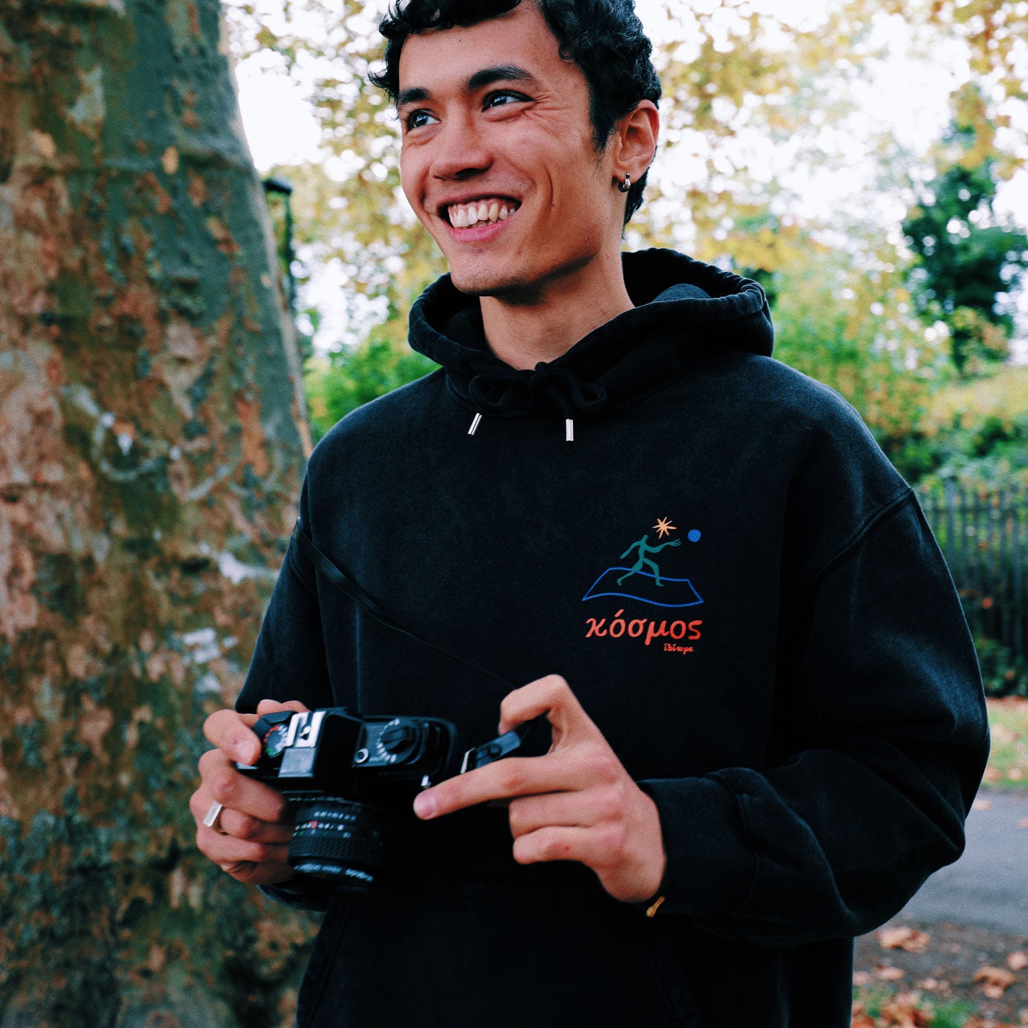 Kosmos Hoodie Black | Artistic Sweatshirt for Style & Comfort | Idioma