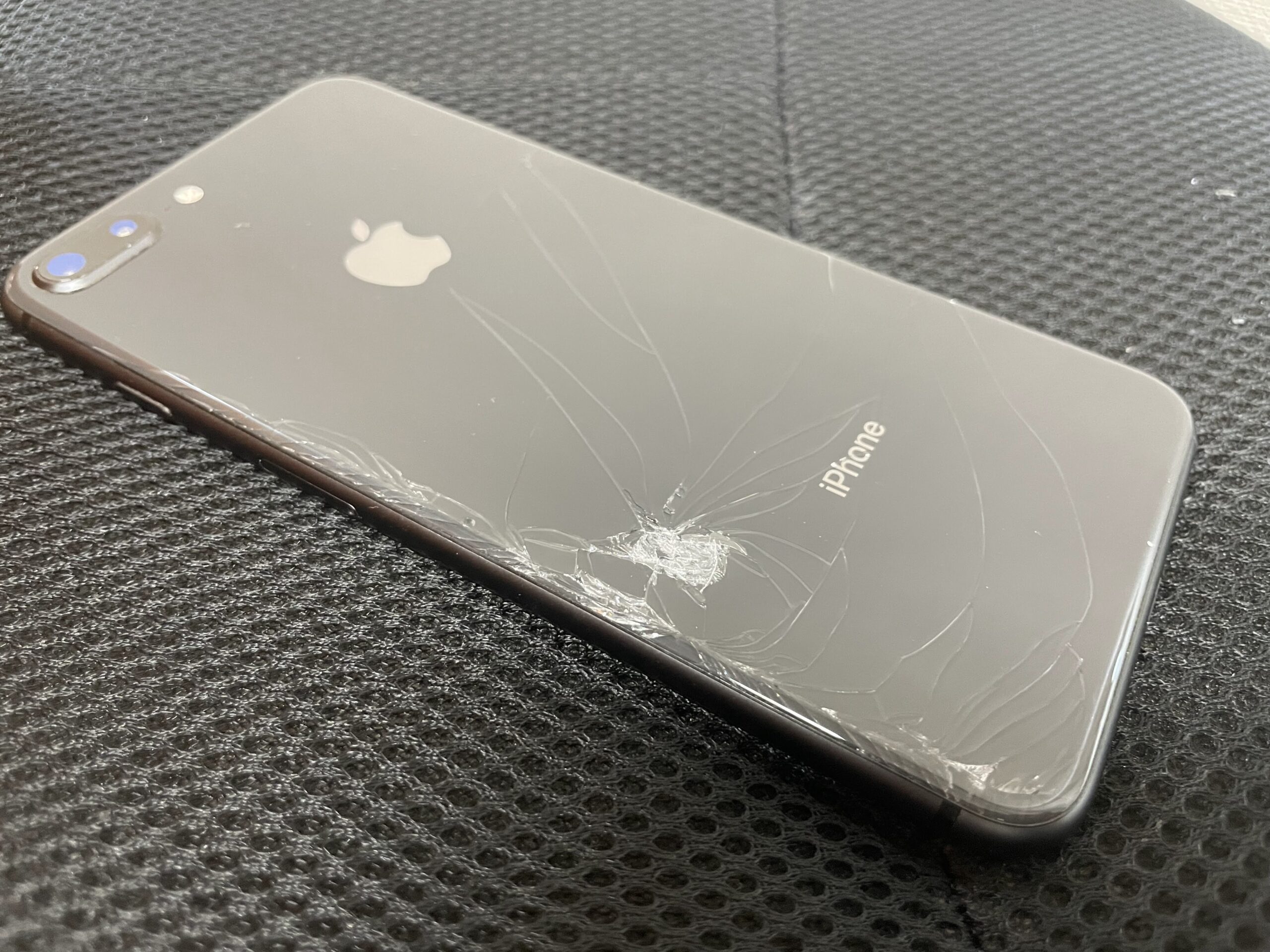 iPhone 8 plus 背面ガラス修理 ご依頼ありがとうございます