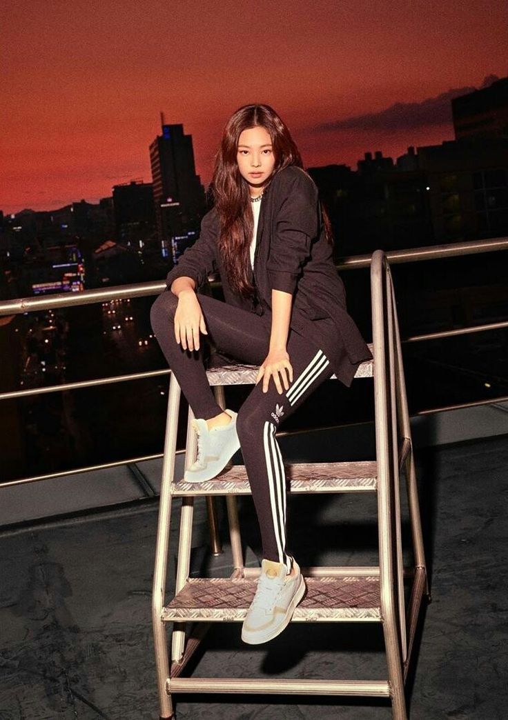 BLACKPINK JENNIE adidas CHOIGO W FY6501