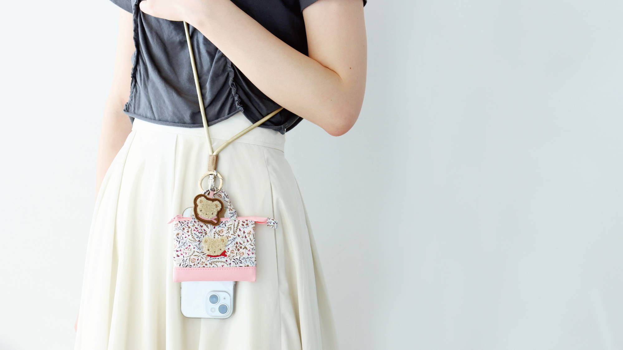 大人気のショルダーストラップやミニバッグチャームが、新たな