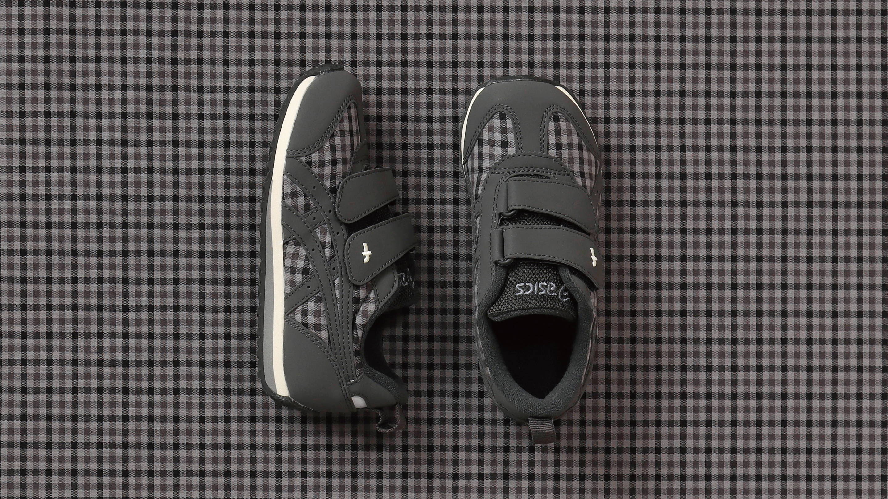 神戸発祥のブランド「アシックス」とのコラボアイテムに モノトーン