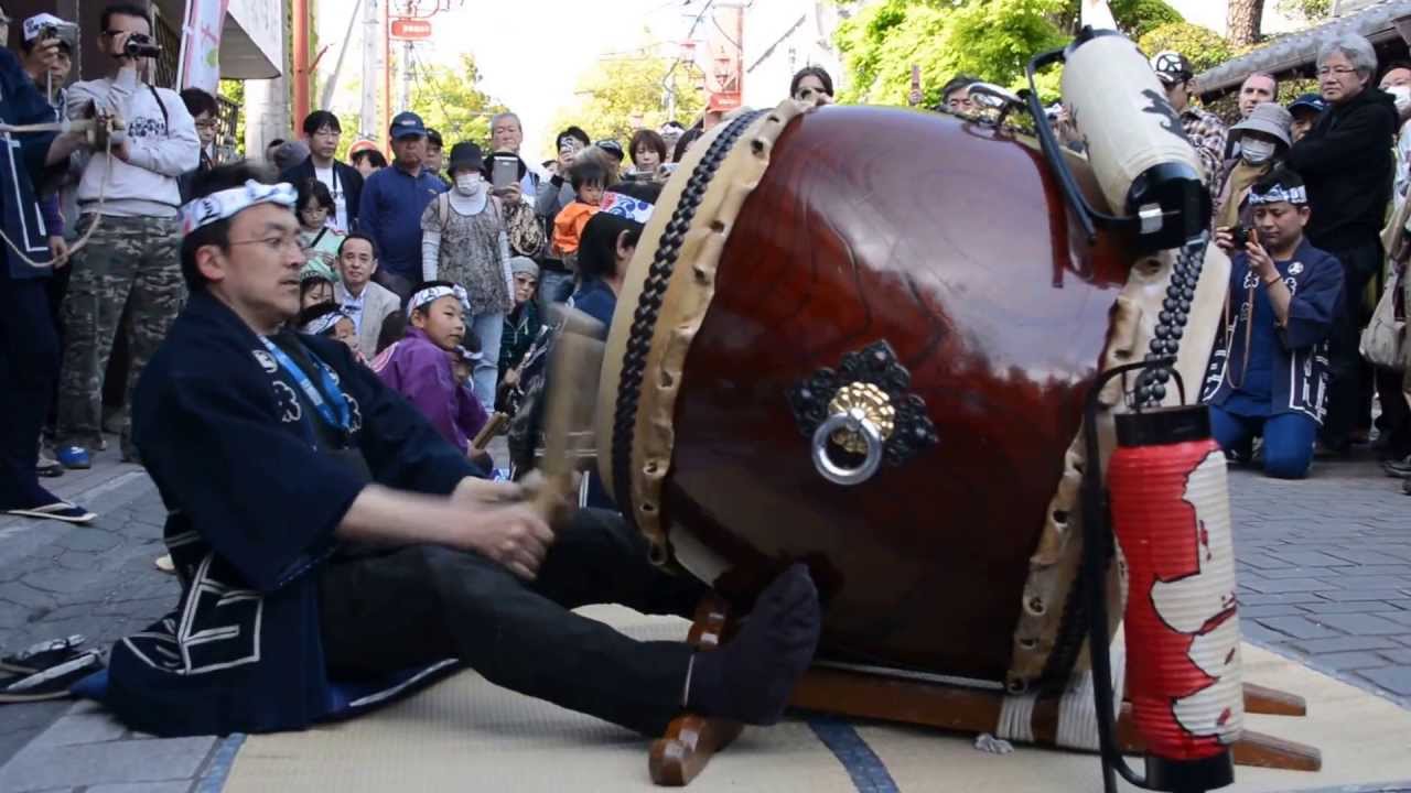 秩父屋台囃子 上町太鼓連 20連太鼓2013年 - YouTube