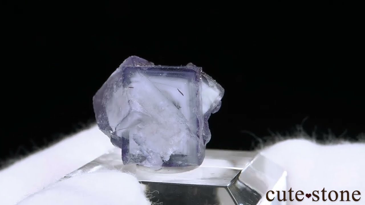 ヤオガンシャン産 フローライト（ポーセリン）の原石 No.95 - cute stone -