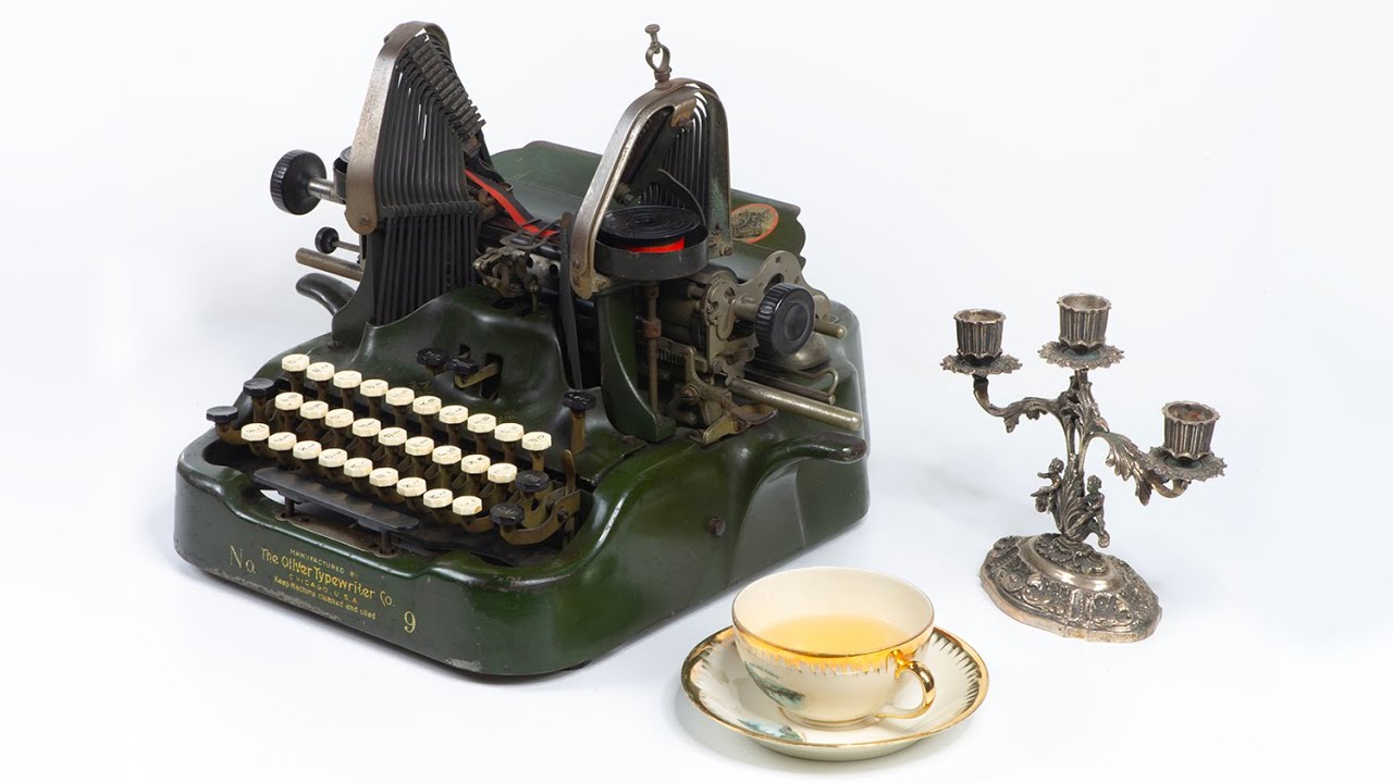 Oliver model 9, old typewriter from 1919, with arc typing bars