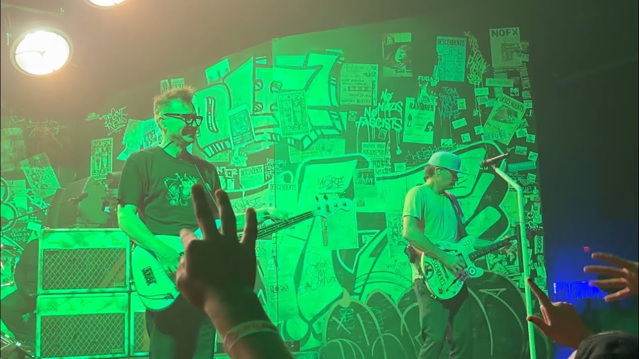 Blink-182 - Natives : Live @ Hard Rock Live - YouTube