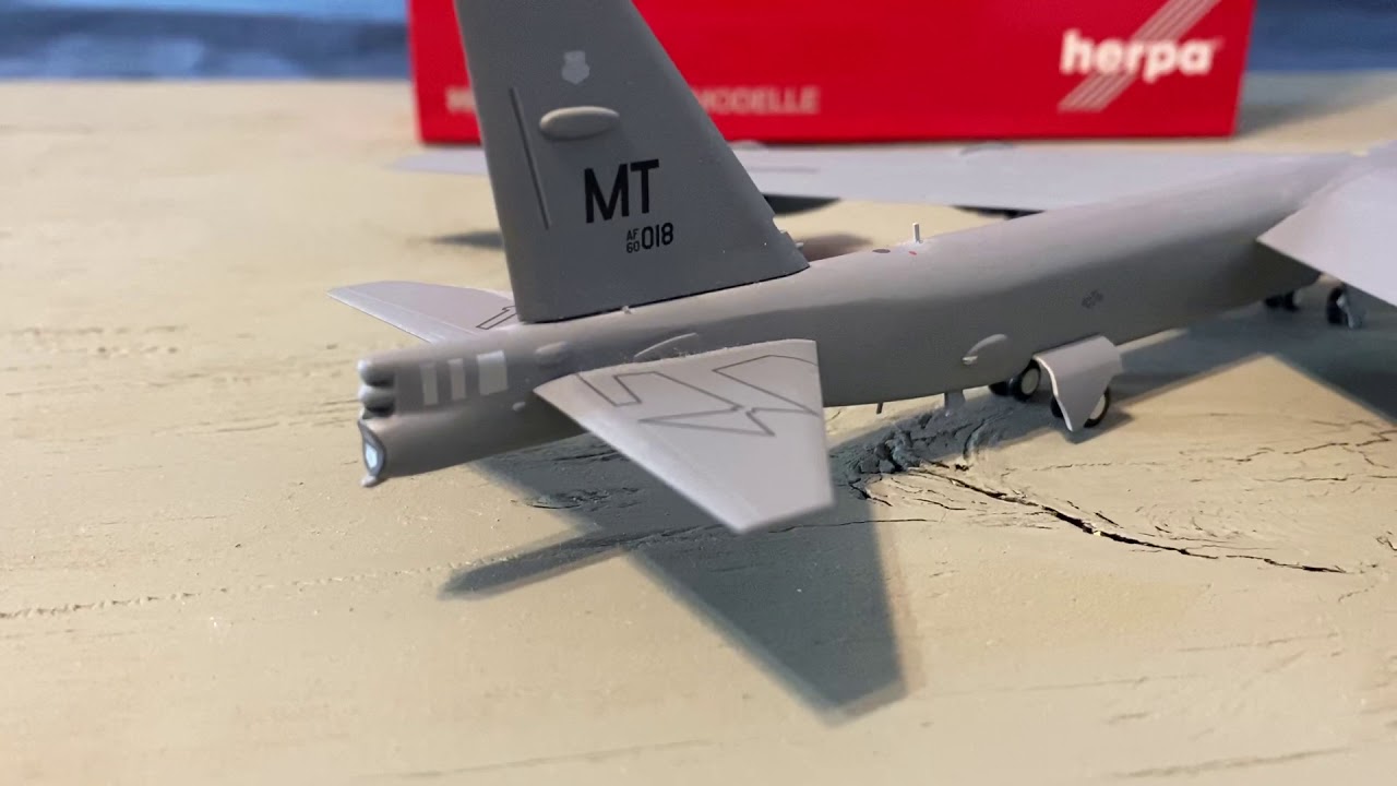 Herpa 1/200 B-52H Stratofortress review! - YouTube
