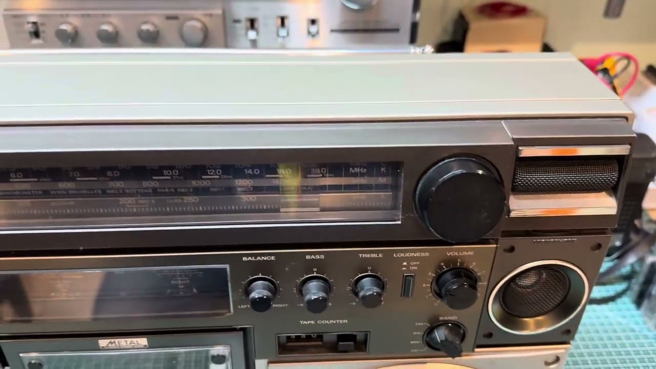 Hitachi TRK-8600 - YouTube