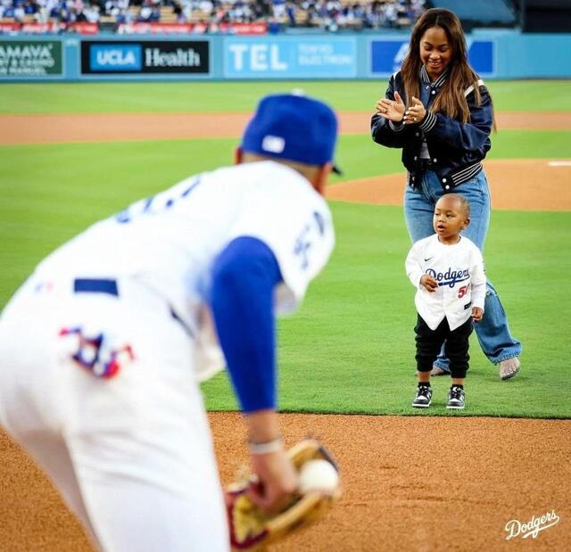 ドジャース ムーキー・ベッツの2歳長男が始球式で激カワ行動 マウンド