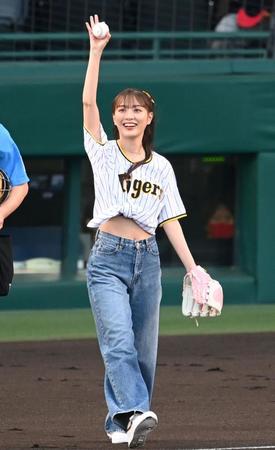 百川 晴香 始球式 直筆サイン 百川 晴香 始球式 直筆サイン ☆BBM2021