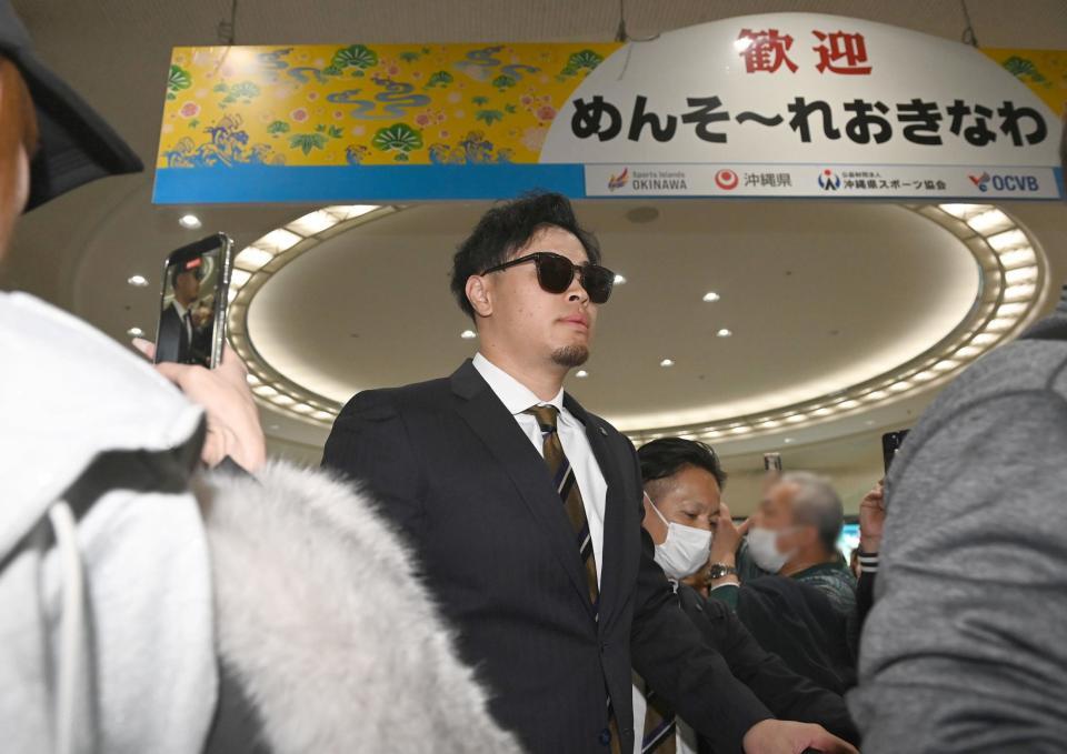 阪神がキャンプ地の沖縄入り 佐藤輝明の姿にファン大興奮 警備員から