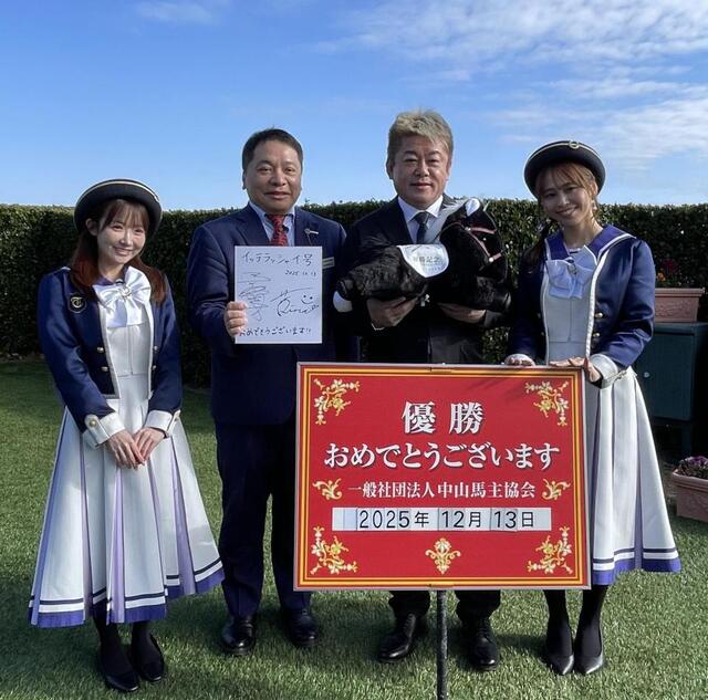 ホリエモンこと堀江貴文氏 金髪スーツで即席サイン会！JRA初勝利で