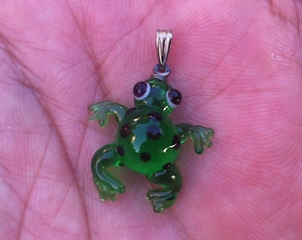 ウランガラスのカエルペンダントペンダント吹きガラスのカエルウラン