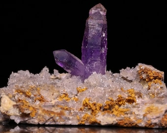 アメジスト上のプレナイト（クォーツポイントを含む）、ゴボボセベルゲ