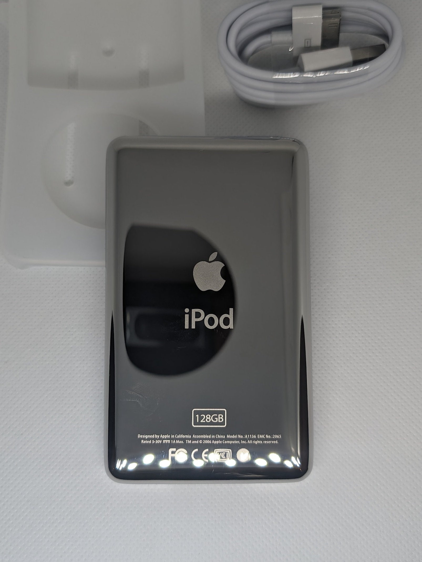 Apple iPod Classic - 第 5 世代、ホワイト + ブラック (3000 mAh