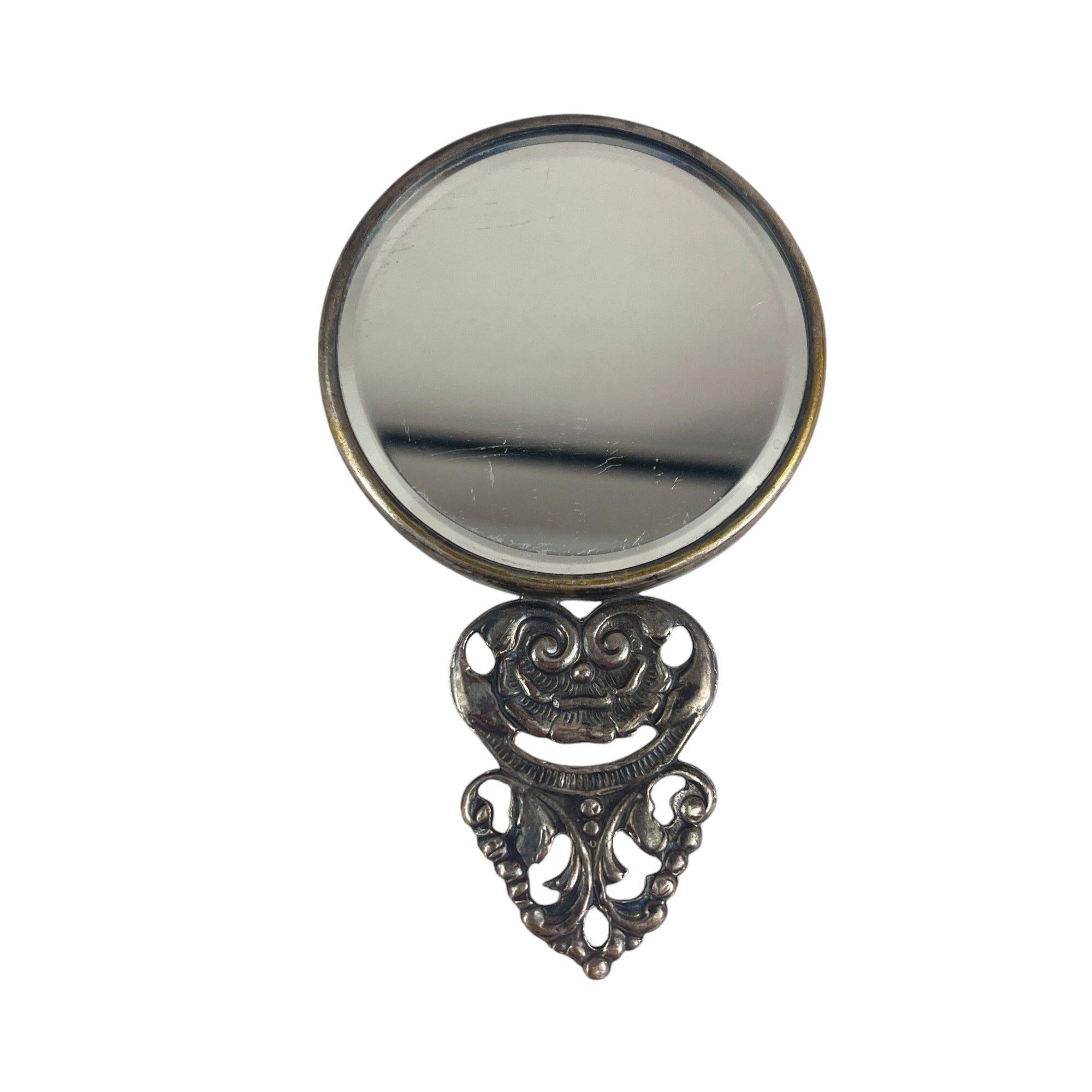 装飾的なハンドルと詳細なシーンの彫刻が施されたアンティークシルバー