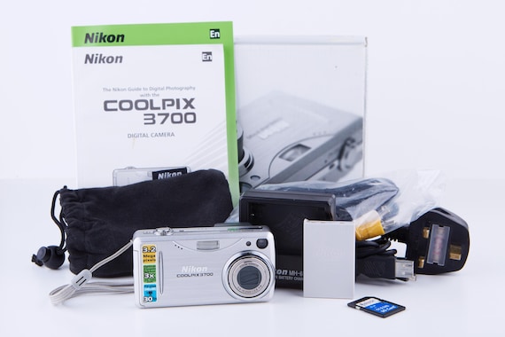 Nikon Coolpix 3700 ヴィンテージデジタルカメラ: 3MP、3倍光学ズーム