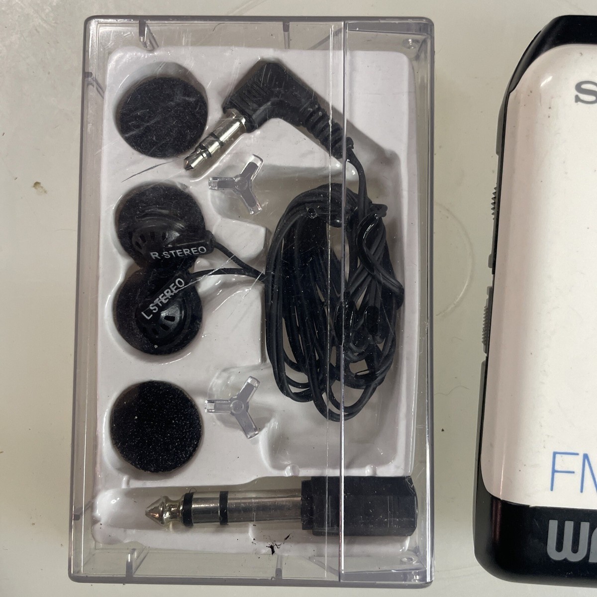 VTG 1980s SONY FM Stereo WALKMAN SRF-26 Radio - White W/ Earbuds