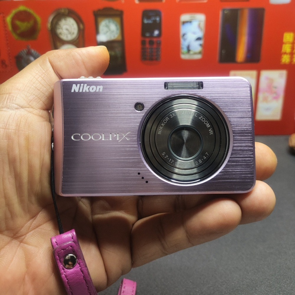 Nikon Coolpix S520 Digital Camera 8.0 MP 3x Optical Zoom English