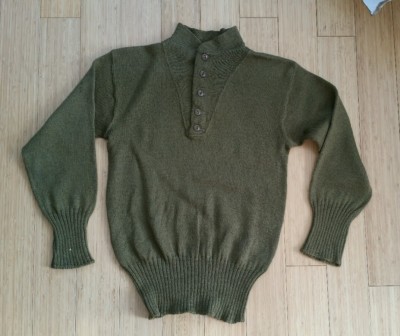 Original 40s WW2 US Army OD Combat Sweater w Cat Eye Buttons Field