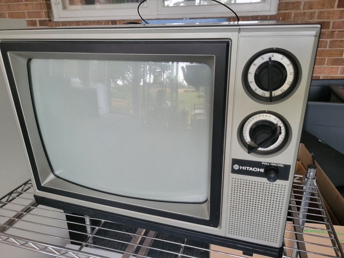 1986 Hitachi Solid State Color TV Model CT 13 C1 - in Working