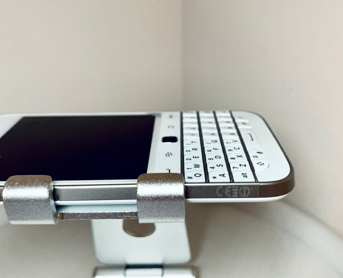 BLACKBERRY CLASSIC Q20 (UNLOCKED)+ (WHITE/ black COLOR) !! GOOD