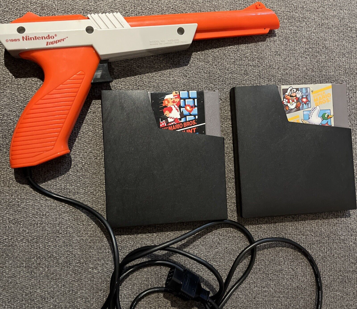 Nintendo NES Zapper Gun w/ 2 Super Mario and Duck Hunt Games