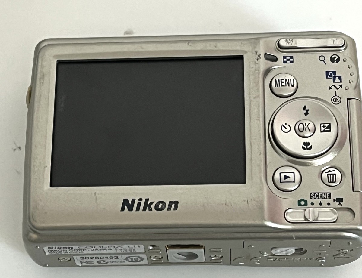 Nikon COOLPIX L11 6.0MP Digital Camera With Box No Memory Card