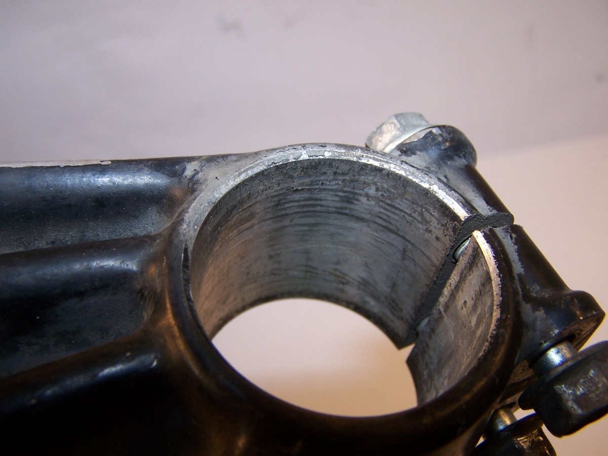 りつページ KAWASAKI ZX11 LOWER TRIPLE TREE FORK STEERING STEM