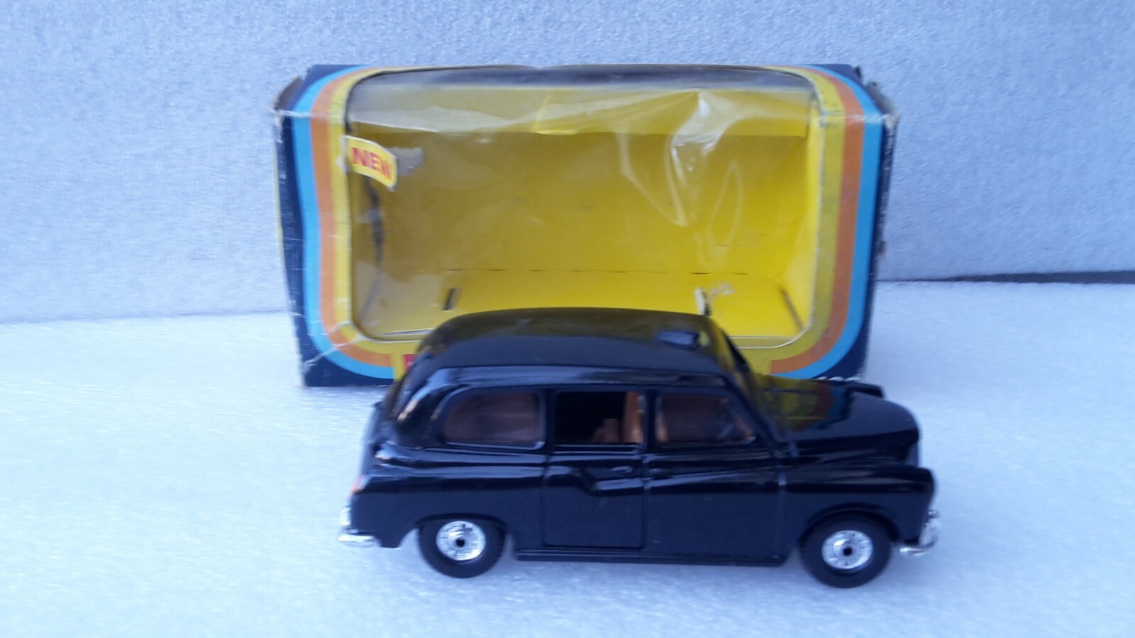 Corgi 425, London taxi - Free Price Guide & Review