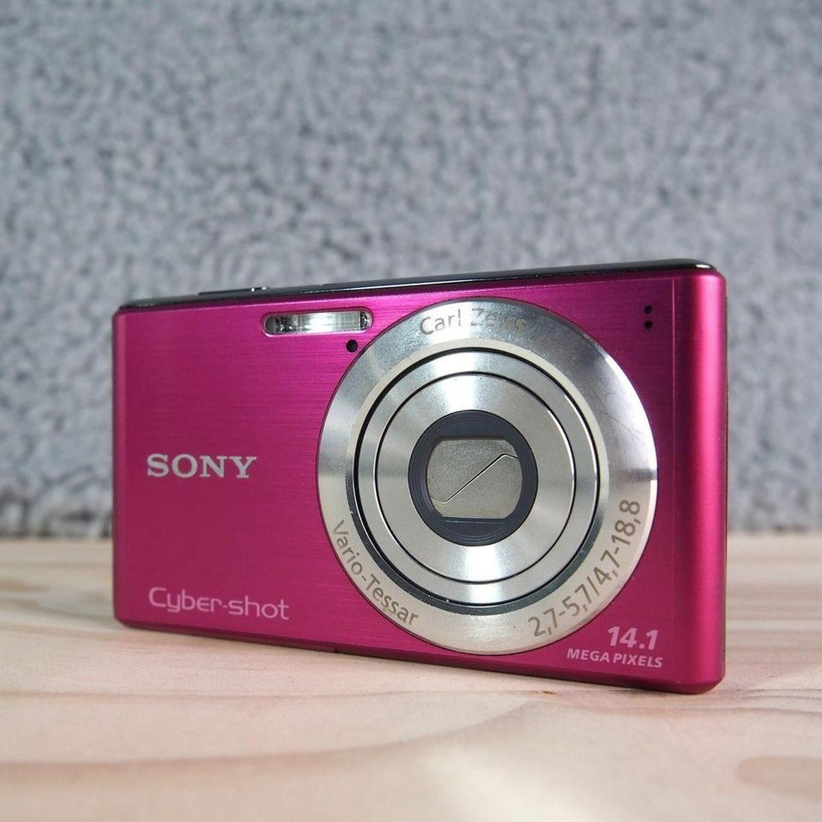 Sony Cyber-shot DSC-W530 14.1MP Compact Digital Camera 4 x Optical