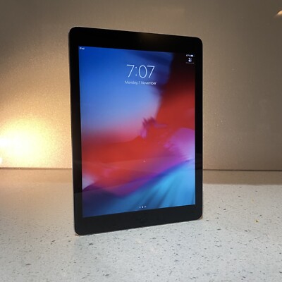 Apple iPad Air 1st Gen 16GB, Wi-Fi, 9.7in - Space Grey (genuine