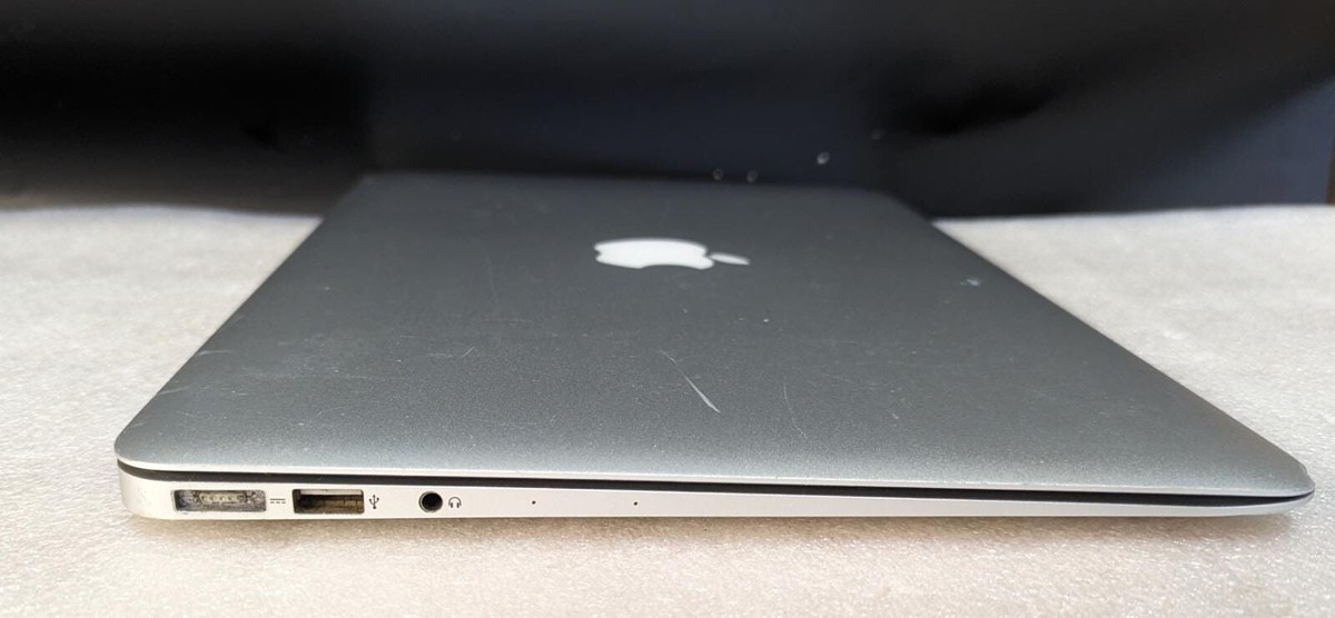 MacBook Air ( 13-inch, Early 2014) 1.4 GHz Intel Core i5 - 500GB