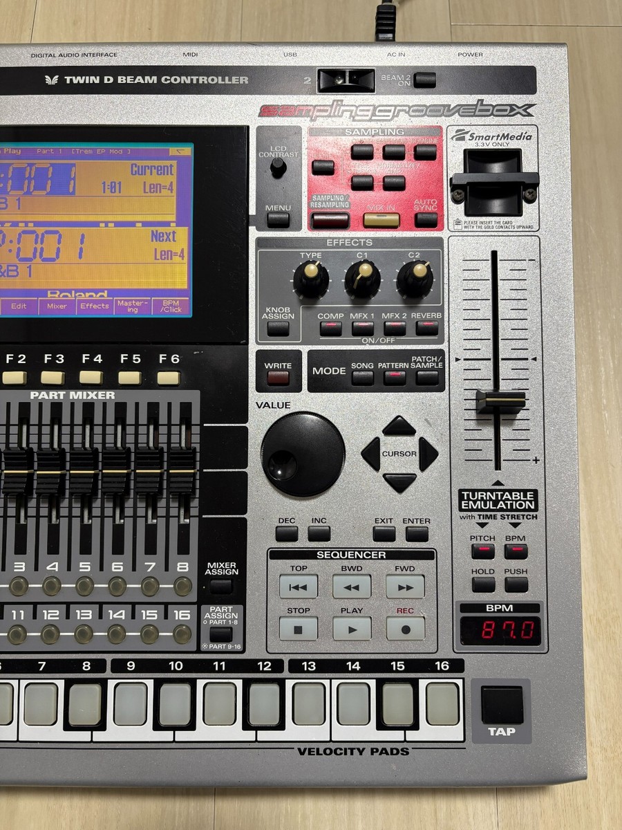 Roland MC-909 Music Sampler Sampling Groovebox Drum Machine