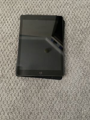 Apple iPad 9th generation 64gb Silver wifi SMALL CRACK ON SCREEN