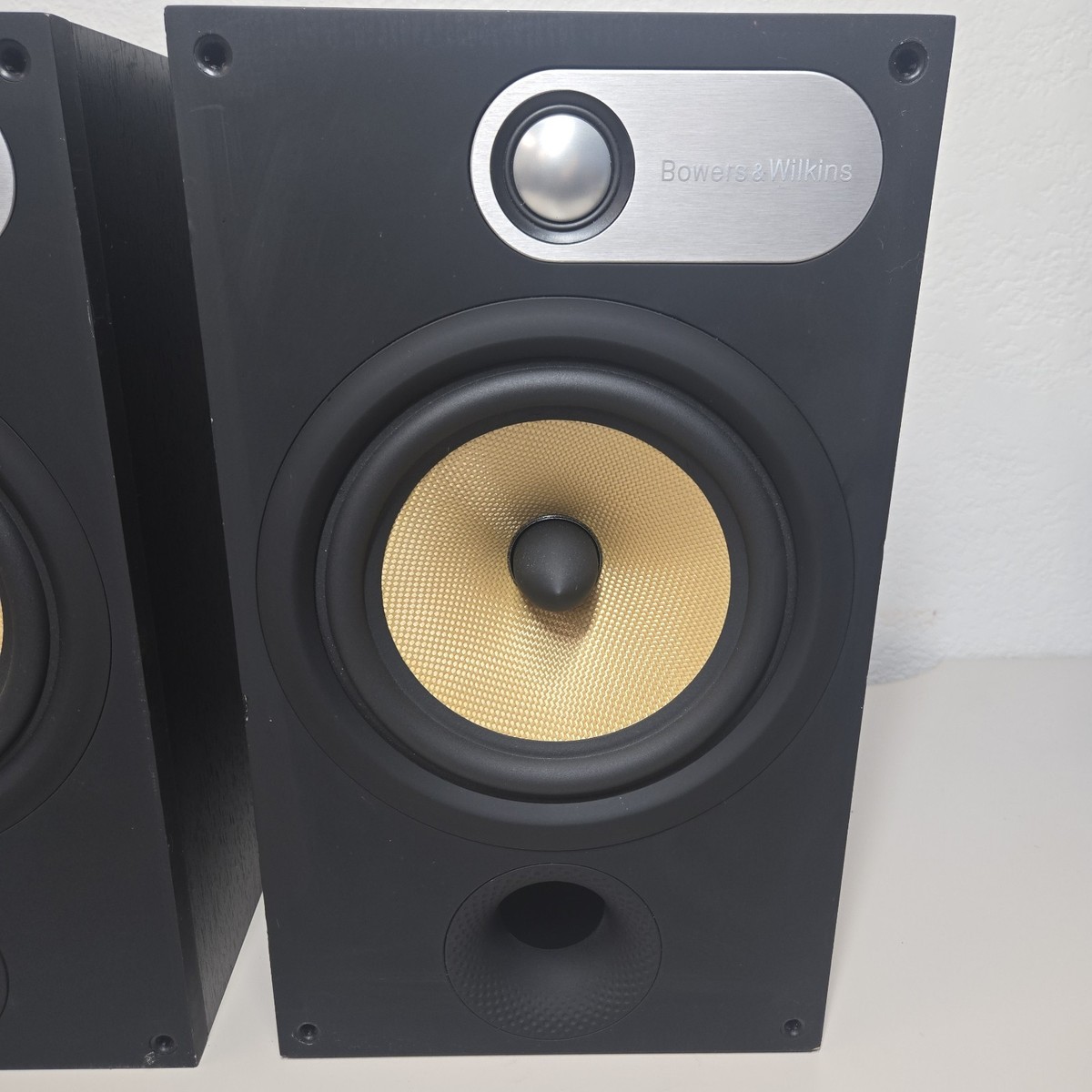 B&W Bowers & Wilkins 685 Bookshelf Speakers Audiophile Studio