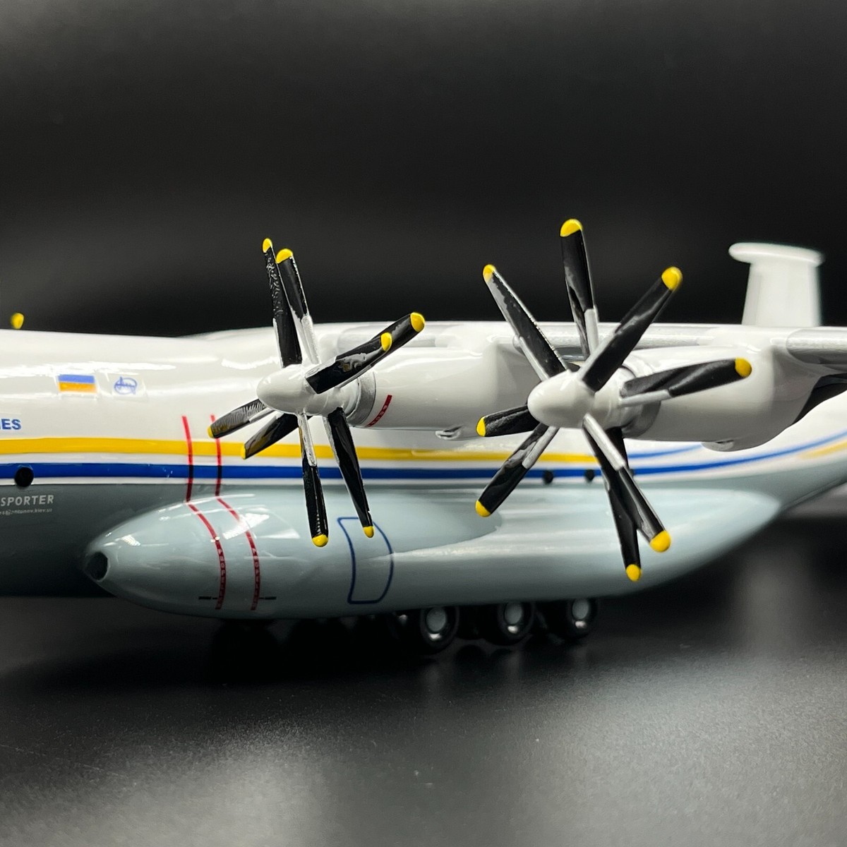 Official licenced aircraft model Antonov 22 An-22A UR-09307 scale