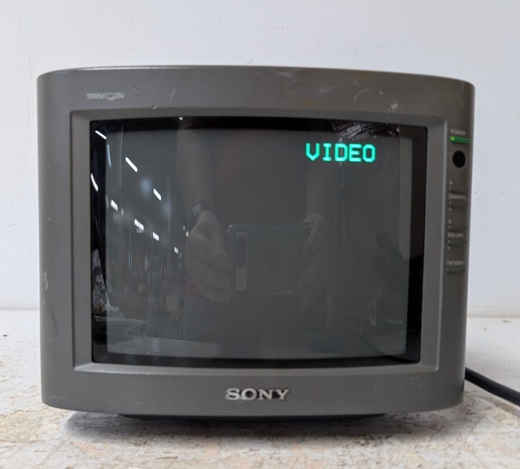 Vintage Sony Trinitron KV-8AD11 ~ 8” Portable Color TV w/ Remote