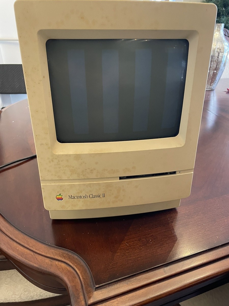 Vintage 1992 Apple Macintosh Classic II, Cuts on, No mouse or