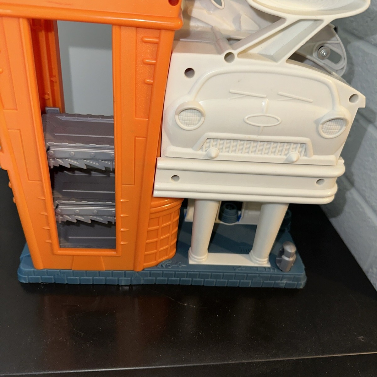 Matchbox Garage Adventure Playset 2004, 3 Levels, Elevator, Tri